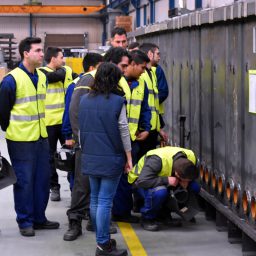 Revisando los cordones de un depósito