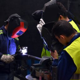 Los alumnos presencian la ejecución de una unión por parte de uno de nuestros técnicos